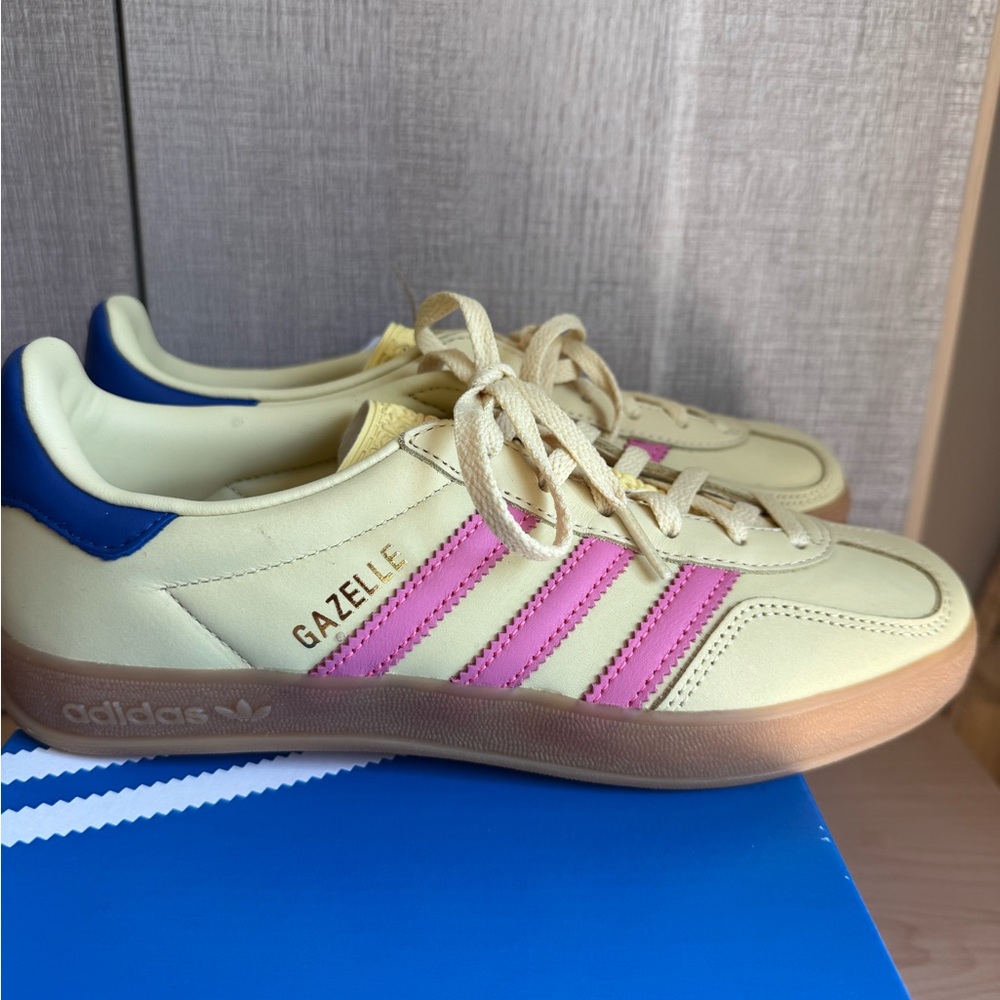 New Adidas Gazelle Indoor Butter Cream with Pink Stripes 6.5 womens